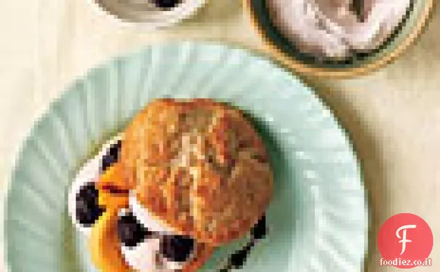 Shortcakes alla pesca e alla mora con crema di more
