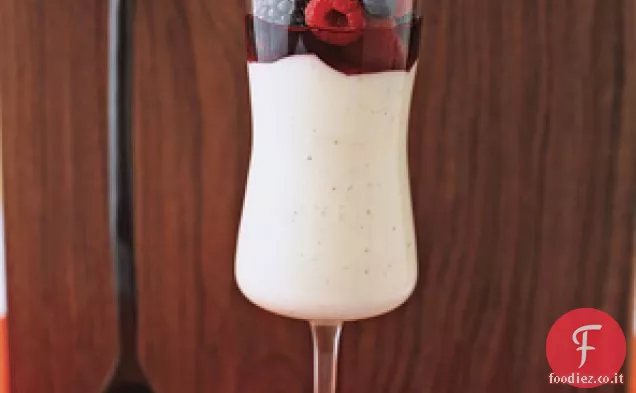 Pannacotta Con Frutti di Bosco Freschi e Succo di Frutti Rossi
