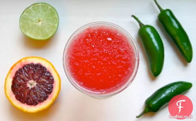 Piccante-fresco sangue arancione-jalapeño Margaritas verso l'alto Cocktai