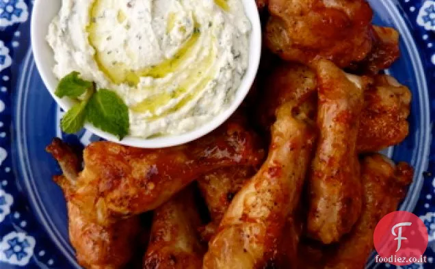 Ali di pollo glassate all'arancia rossa con feta montata coniata