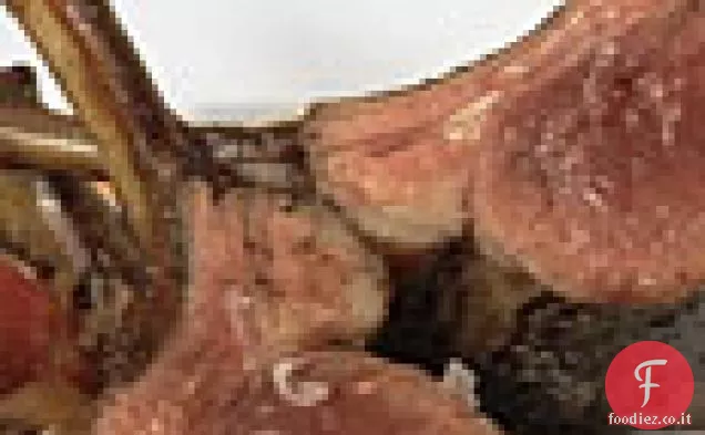 Rack di agnello rivestito di spezie per due con rucola, avocado e insalata di arance rosse