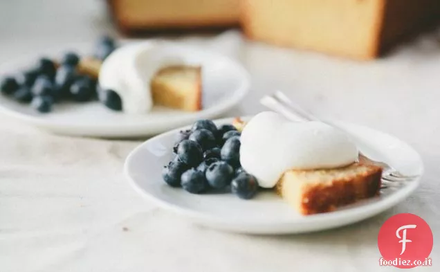 Torta di farina di mais con mirtilli e panna montata d'acero