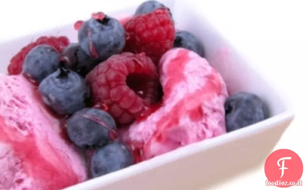 Delizioso sorbetto di lamponi, mirtilli e mandorle
