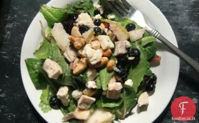 Insalata di verdure miste con pollo alla griglia, mirtilli, pere e feta