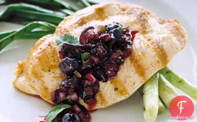 Pollo alla griglia con salsa di mirtilli e basilico