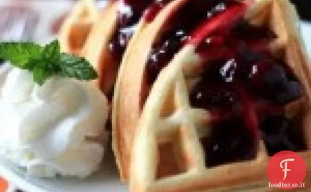 Waffle alla vaniglia con salsa di mirtilli fatta in casa