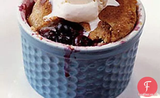 Torta di mirtilli con gelato alla panna acida