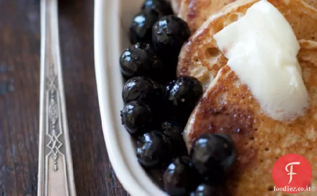 Ricetta di pancake integrale con sciroppo d'acero al mirtillo