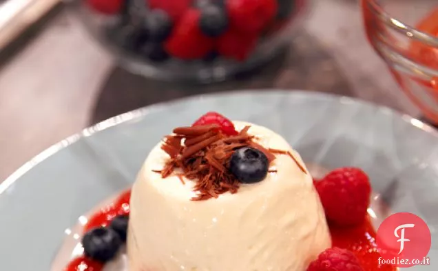 Panna Cotta Semplice Con Frutta estiva e Cioccolato Fondente