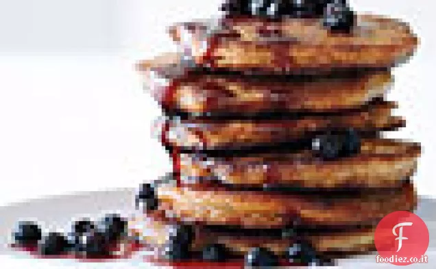 Pancake integrali con sciroppo d'acero di mirtilli selvatici