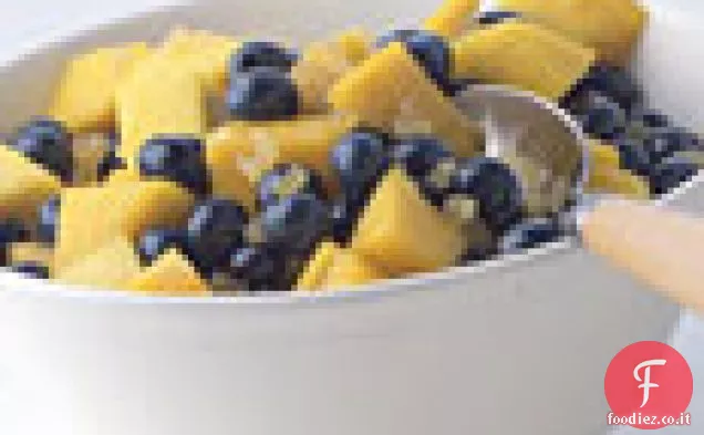Insalata di frutta di mango, mirtillo e zenzero