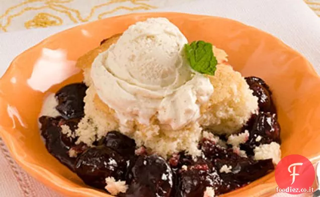 Ciabattino di ciliegie fresche con gelato alla vaniglia