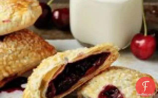 Torte di ciliegie a mano