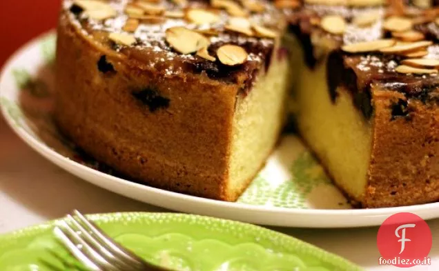 Torta al latticello di mandorle con ciliegie