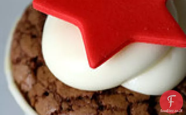 Cupcakes al cioccolato alla ciliegia con glassa di formaggio cremoso al finocchio