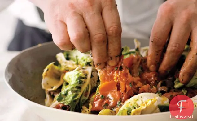 Acciuga, piccola gemma e insalata di pomodori