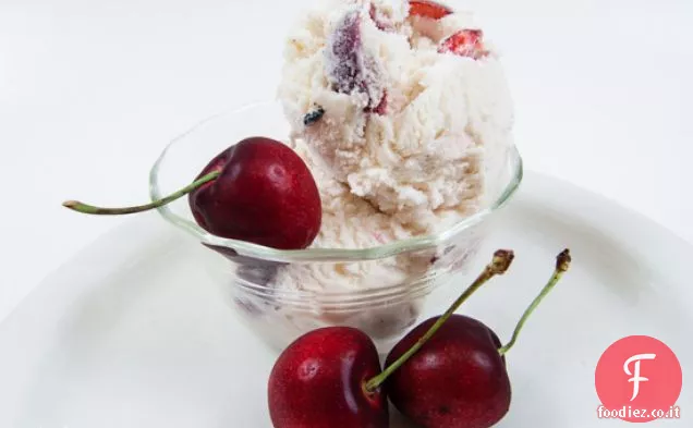 Gelato alla vaniglia alla ciliegia
