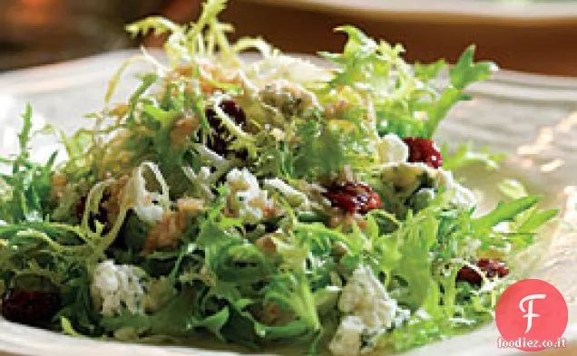 Insalata di frisée con formaggio erborinato, ciliegie secche e vinaigrette alle noci