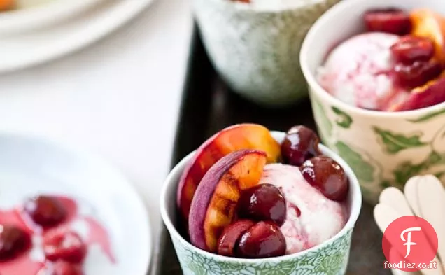 Pesche grigliate, ciliegie in camicia e gelato alla vaniglia