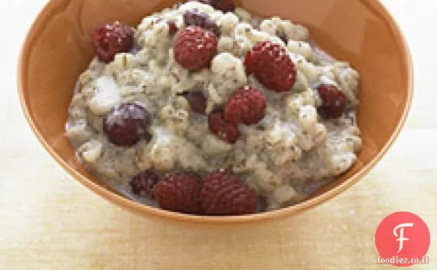 Cereali caldi d'orzo con ciliegie essiccate