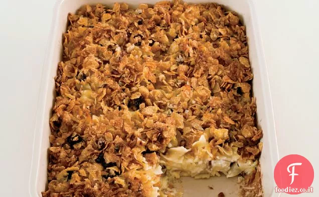 Kugel di noodle dolce con ciliegie essiccate