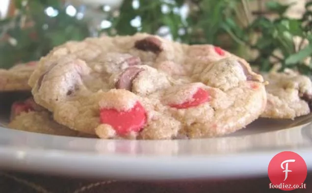 Biscotti burrosi croccanti di ciliegie e gocce di cioccolato