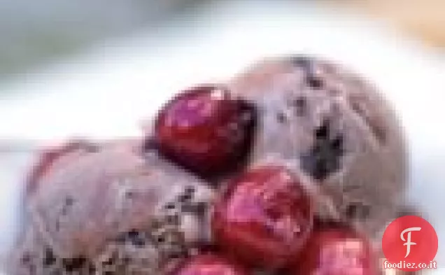 Ciliegie saltate su gelato al cioccolato