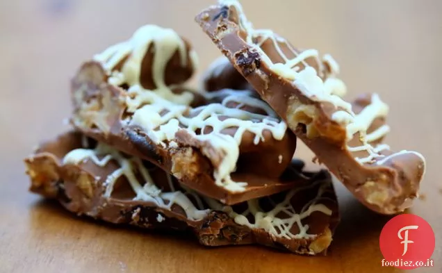 Corteccia di cioccolato con noci rivestite di cannella e ciliegie