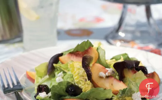 Insalata di pesche e ciliegie con formaggio di capra
