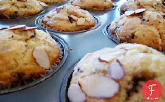 Muffin alla ciliegia al cioccolato e mandorle