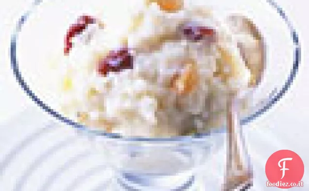 Budino di riso con ciliegia e uva passa