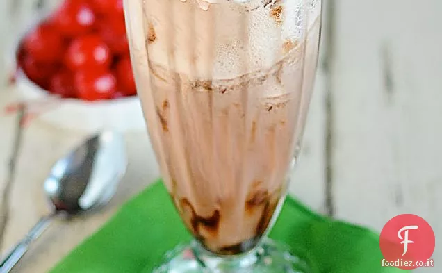 Gelato al cioccolato alla ciliegia Galleggiante da Maga semplice e delizioso