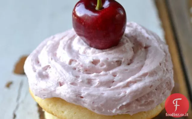 Cupcakes alla vaniglia con glassa di crema al burro di ciliegie