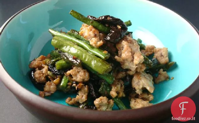Wok-Fagioli lunghi carbonizzati con olive nere