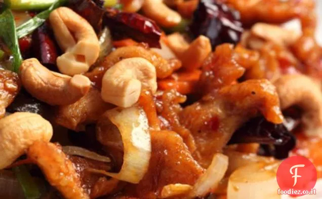 Insalata di pollo e anacardi saltati in padella