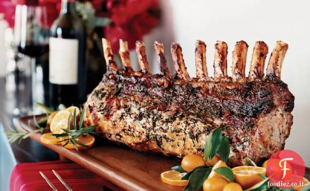 Arrosto di maiale con salsiccia, frutta e ripieno di noci