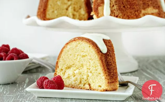 Torta al bundt con panna acida al lime e cocco