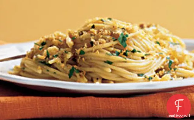 Spaghetti con Cipolle Caramellate, Acciughe e garli tostati