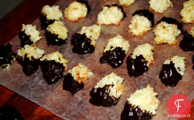 Amaretti arancioni al cocco immersi nel cioccolato
