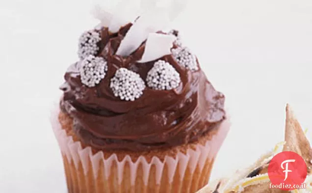 Cupcakes dorati glassati al cioccolato con cocco