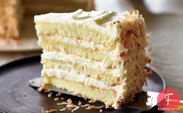 Torreggiante torta a strati di cocco