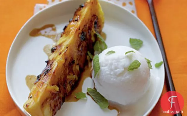 Ananas glassato alla griglia con sorbetto al cocco