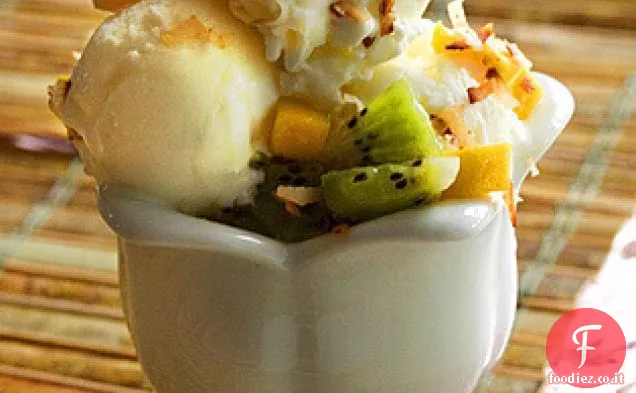 Yogurt gelato al cocco con frutta tropicale