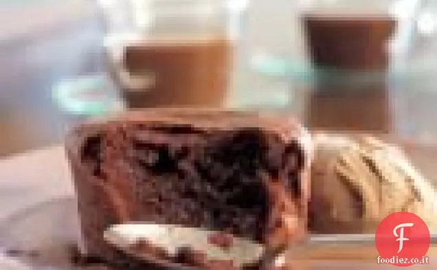 Torta al cioccolato soft-centrata con gelato Espresso