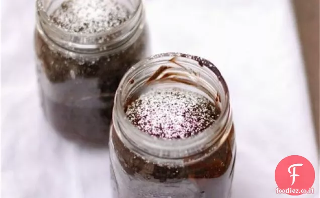 Torta al cioccolato e cannella in un barattolo