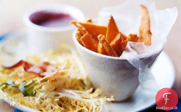 Gel di mirtilli con insalata frisée, patatine fritte di zucca e pancetta calda