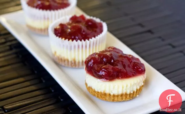 Mini Vanilla Bean Cheesecakes con vacanze Cranberry Topping