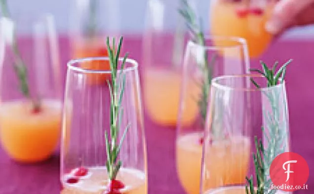 Cocktail frizzante di pere e mirtilli rossi