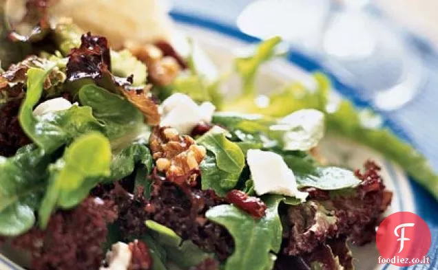 Verdure miste con formaggio di capra, mirtilli e noci