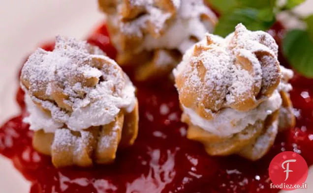 Profiteroles speziati di zucca con composta di mirtilli caldi